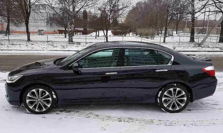 Аккорд на улице сбоку