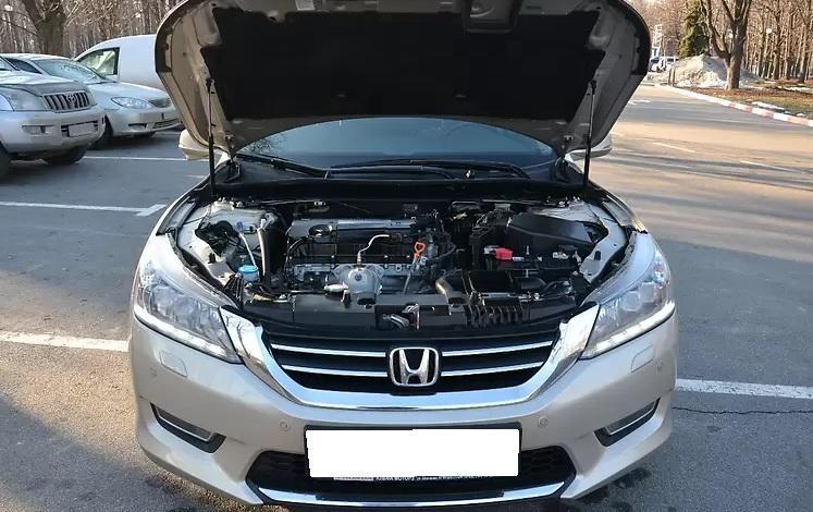 открытый капот на Хонде