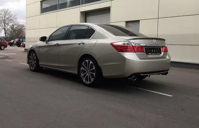 Хонда Аккорд сзади