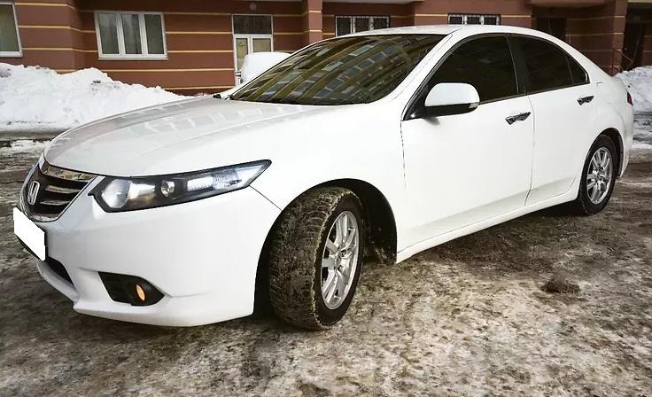 белый Аккорд седан