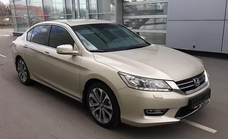 Хонда Аккорд на улице