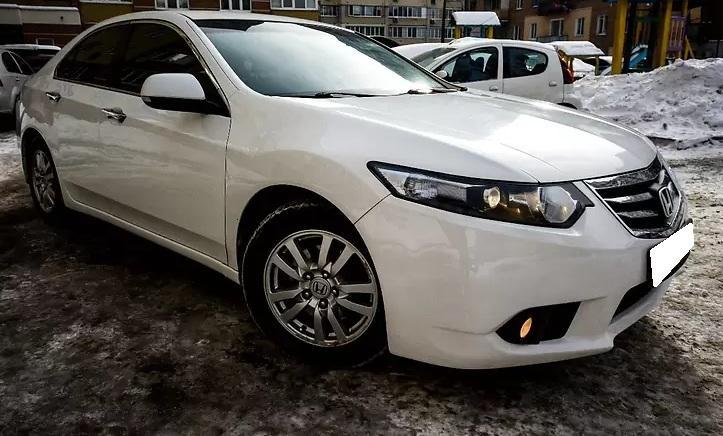 белый Аккорд прибыл на обслуживание в автосервис