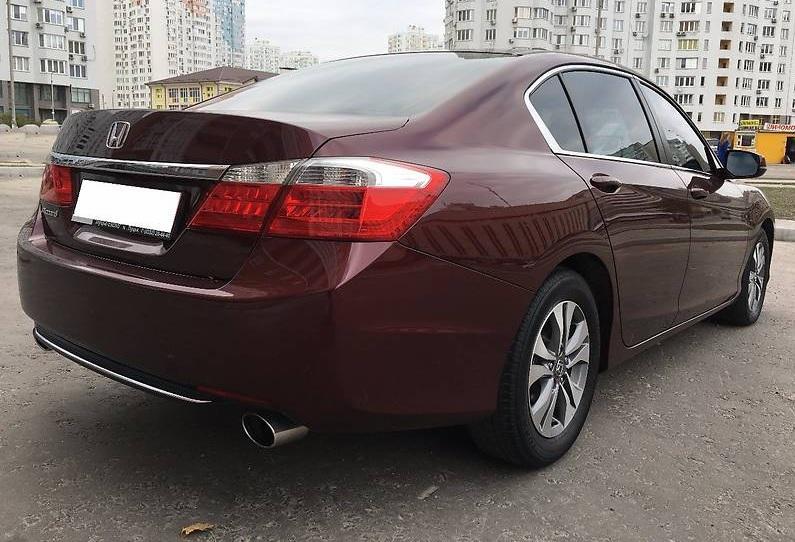 бардовый Аккорд сзади