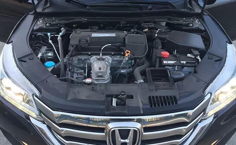 открытый капот на Хонде