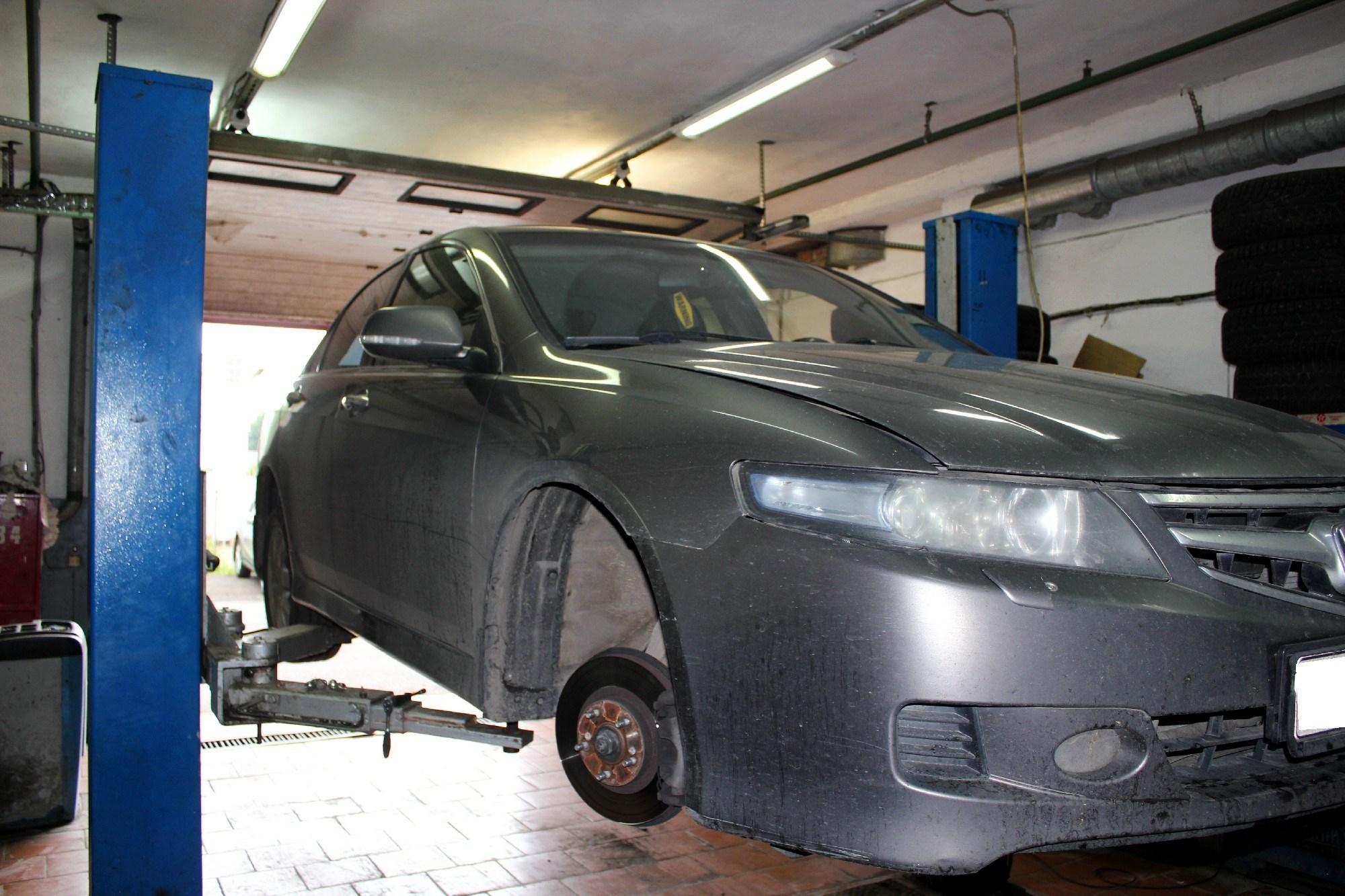 Хонда Аккорд на подъемнике