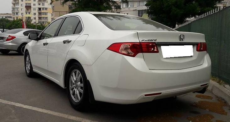 белый Аккорд сзади