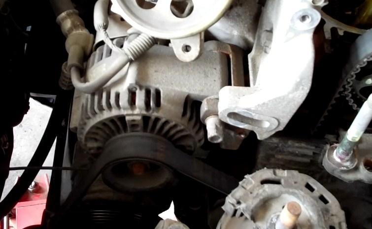 ремень генератора под капотом