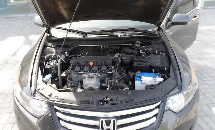 открытый капот на Аккорде