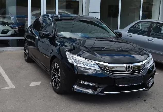 черный седан Хонда