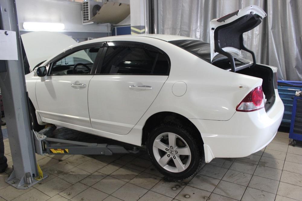 Цивик на подъемнике в сервисе