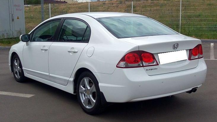 белый седан Хонда Цивик