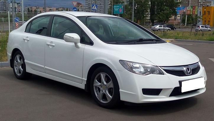 белый седан Цивик 4д