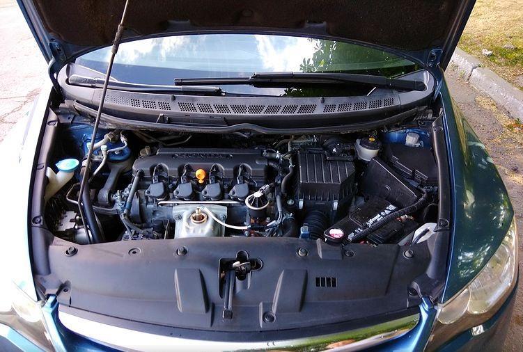 открытый капот на Цивике