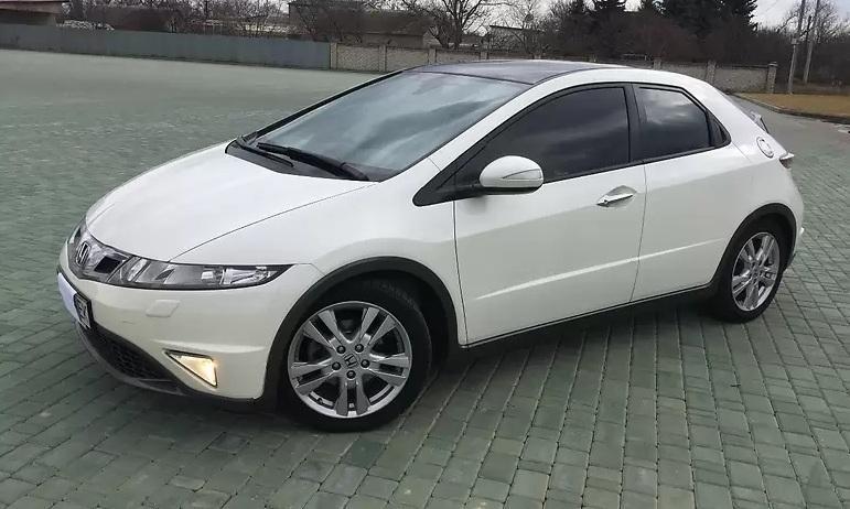 белый Цивик 5д