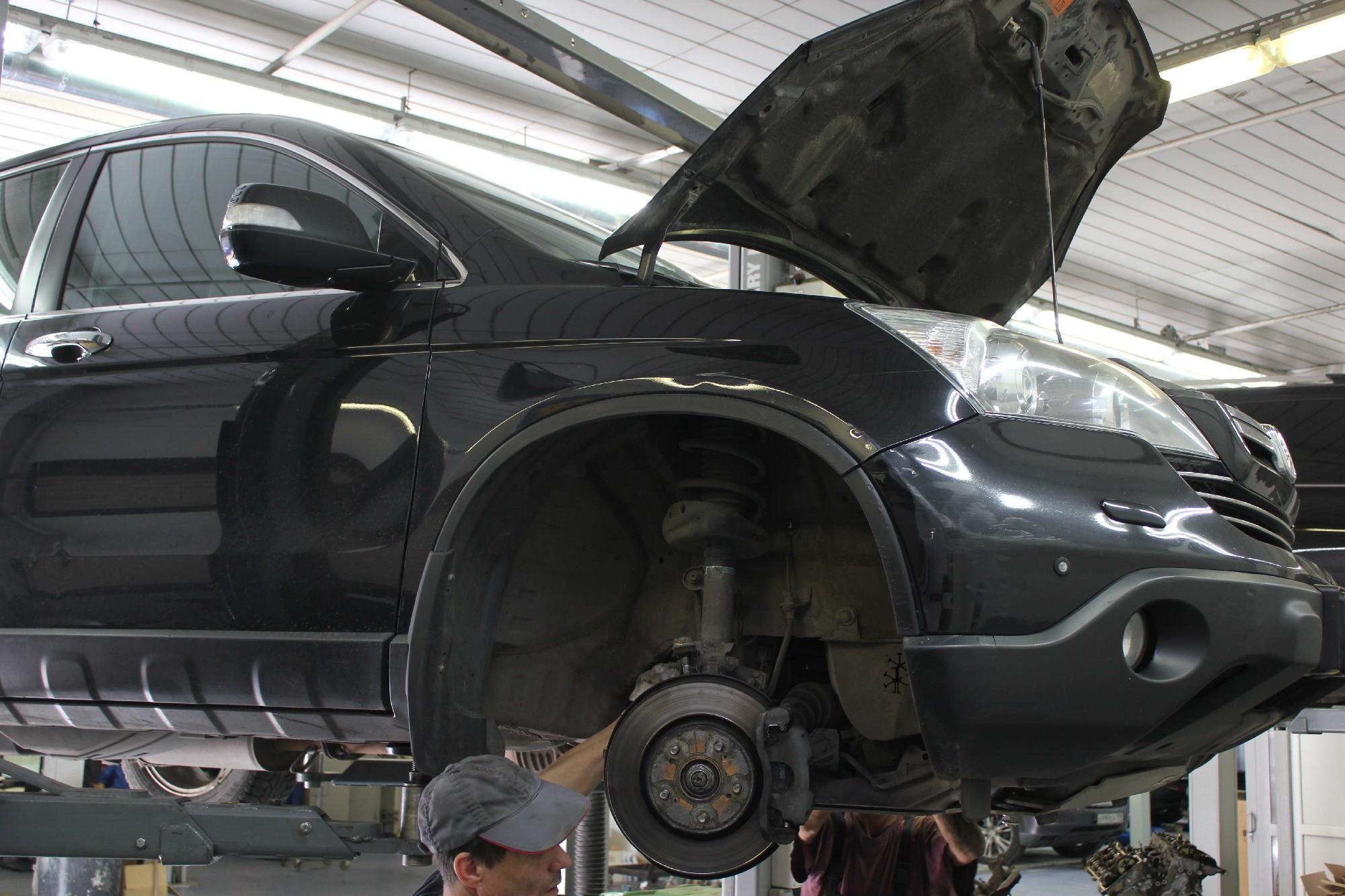 кроссовер Хонда на подъемнике с открытым капотом