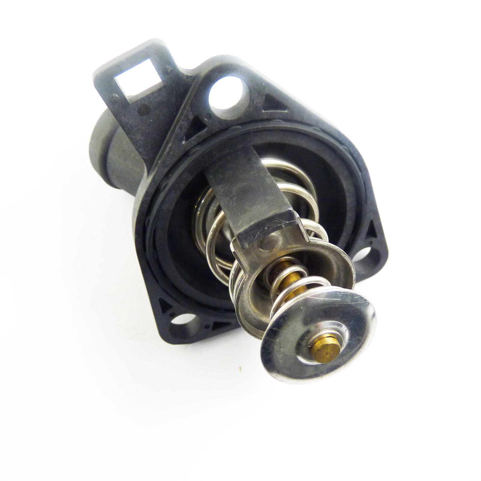 термостат на белом фоне