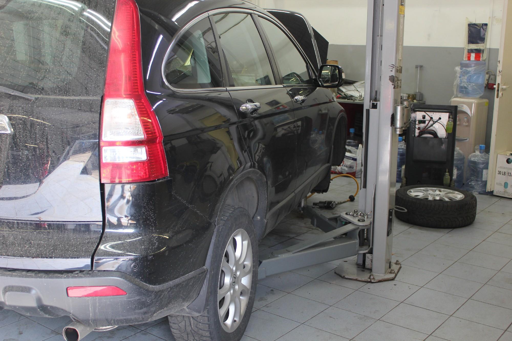 черный кроссовер ЦР-В на СТО