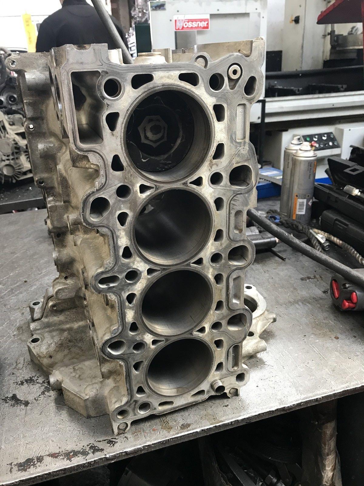 блок двигателя на столе