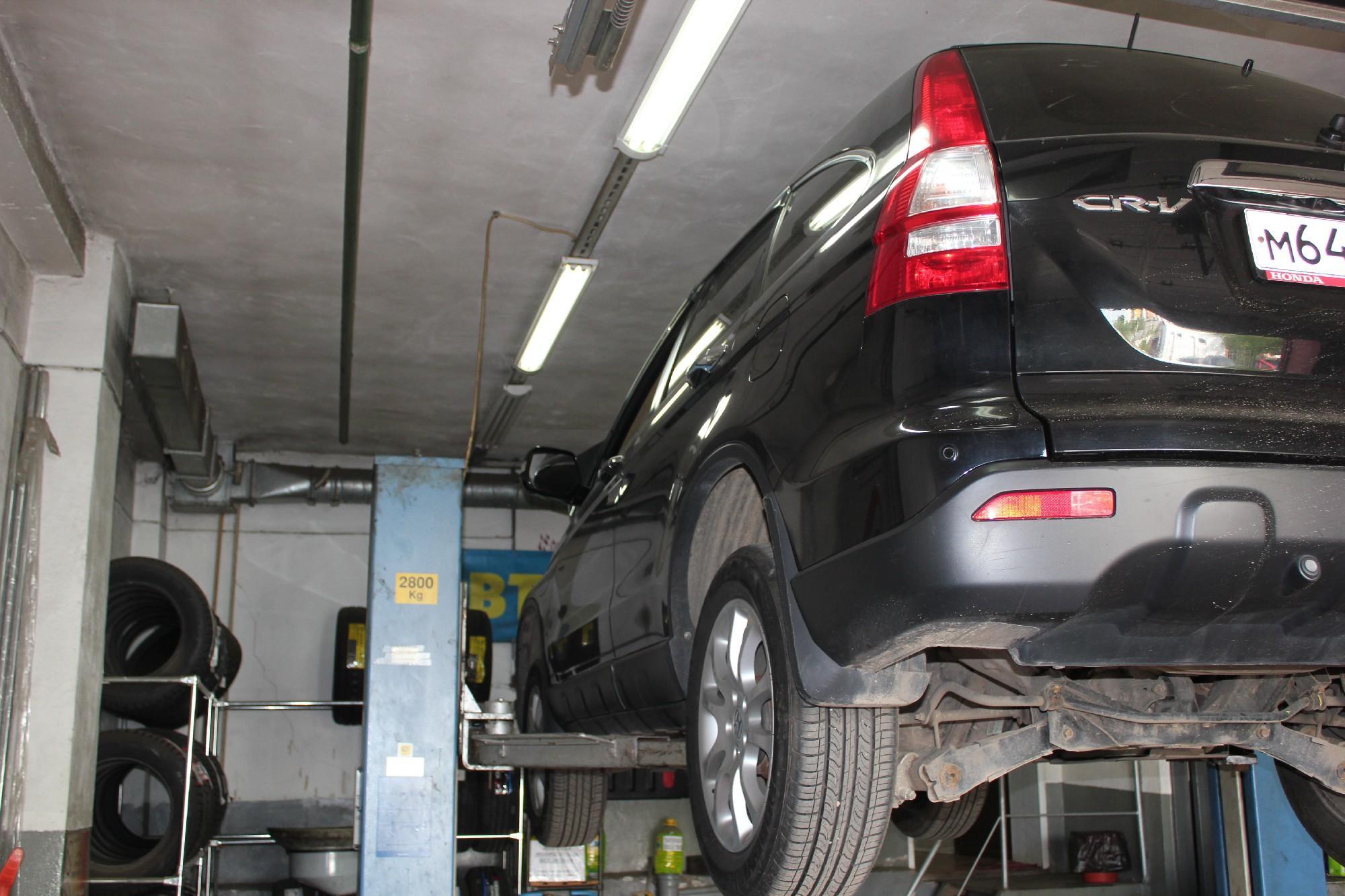 Хонда ЦР-В на подъемнике