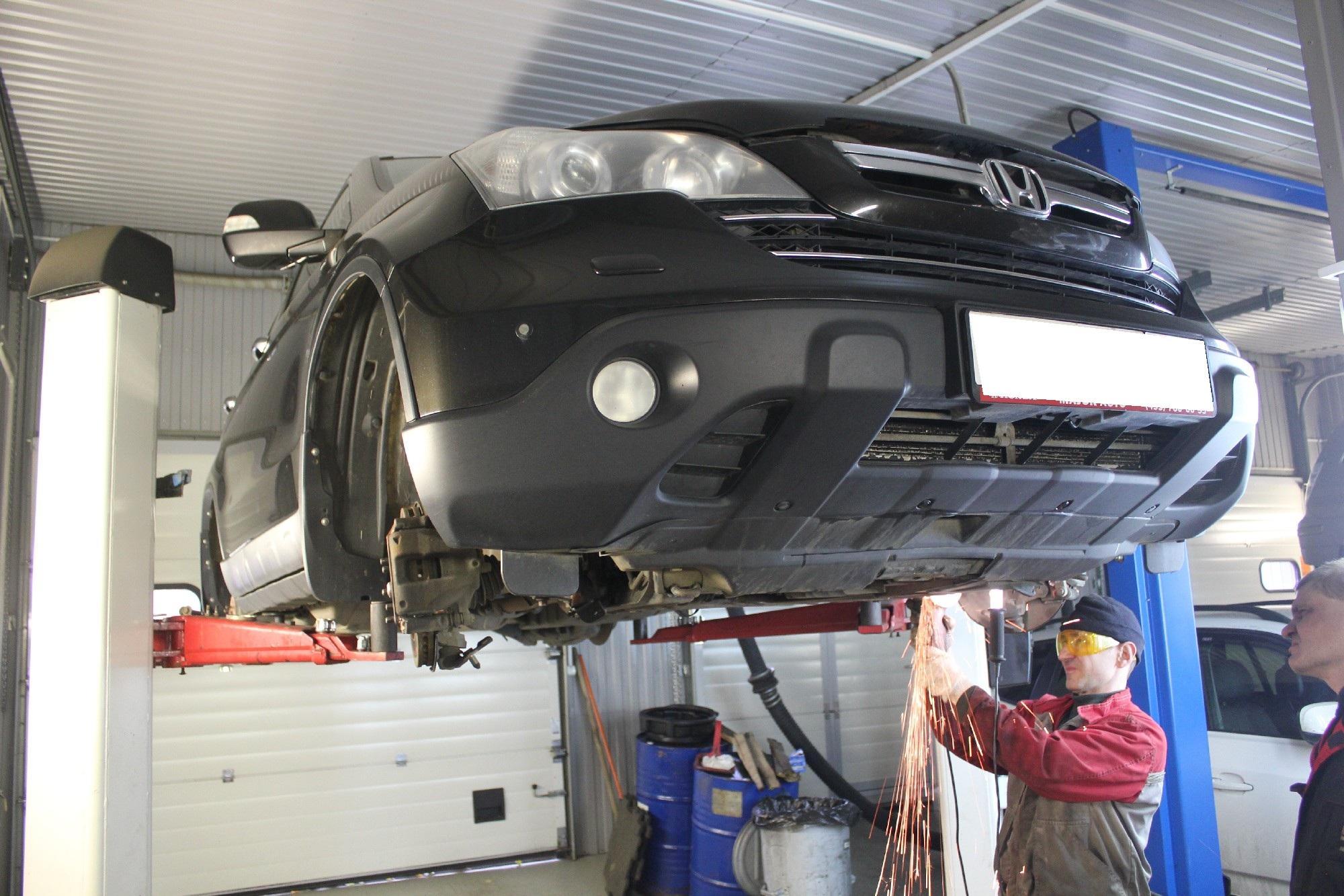 кроссовер Хонда на подъемнике