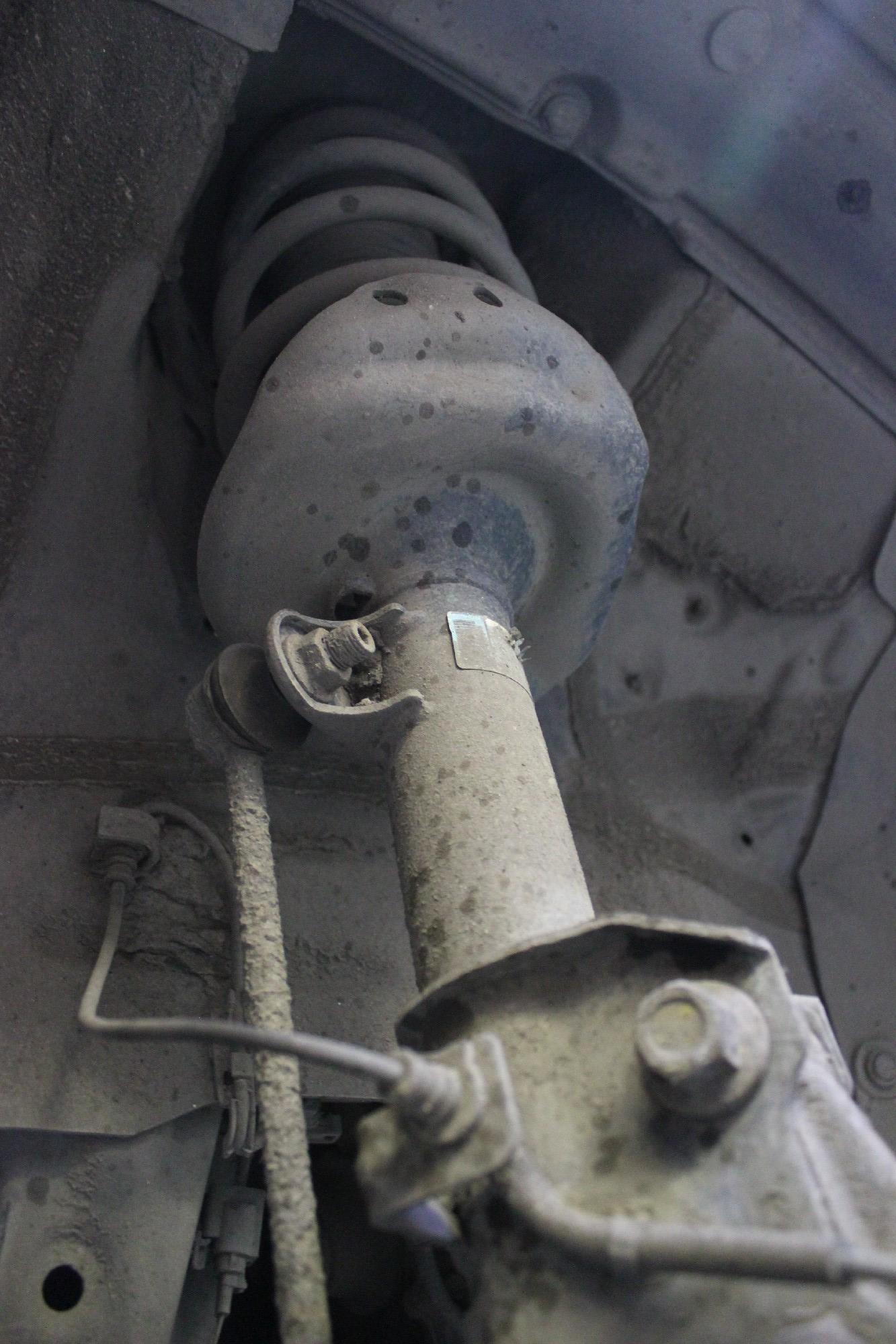 амортизатор снизу на Хонде