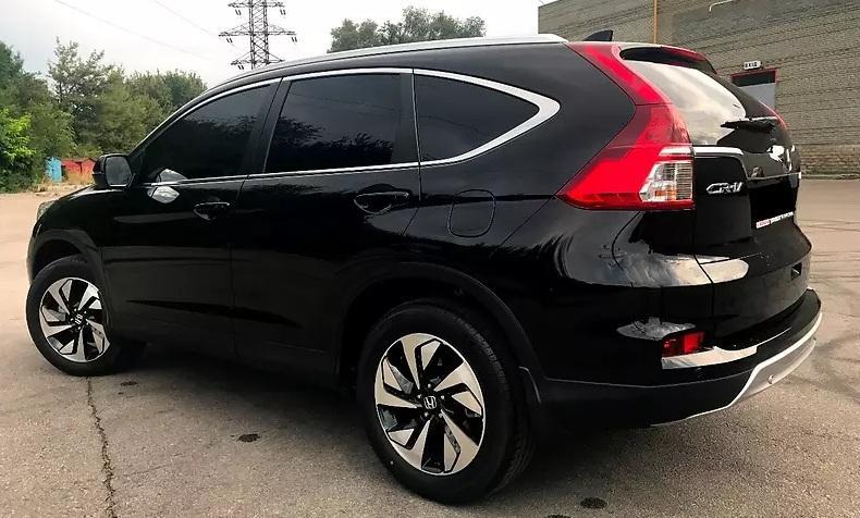 черный ЦР-В на улице