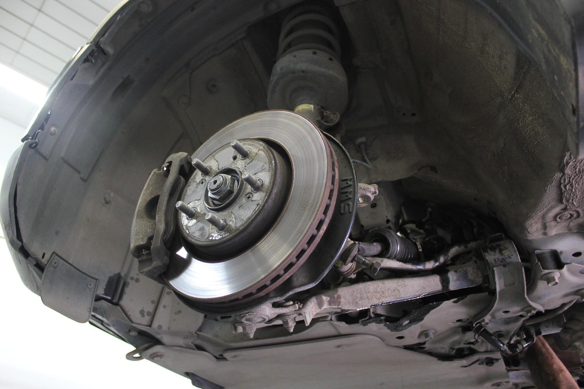 тормозной диск с суппортом снизу