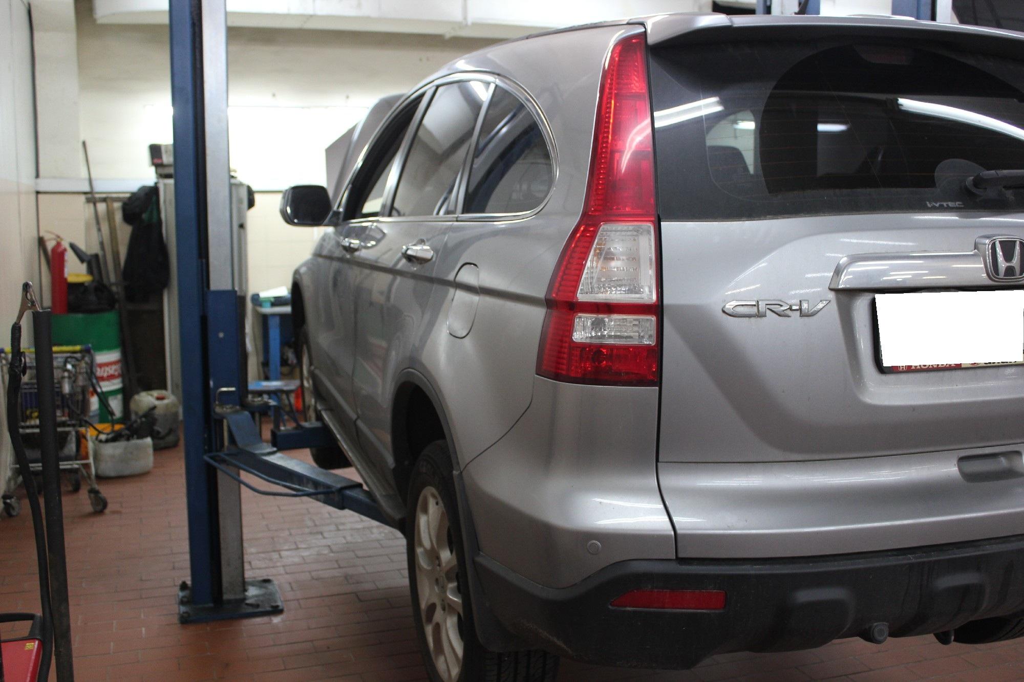 Хонда ЦР-В на подъемнике