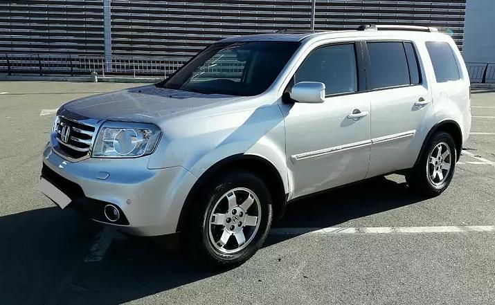 серый внедорожник Пилот