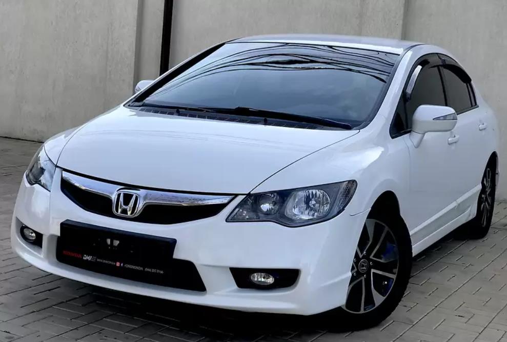 белый Цивик 4д