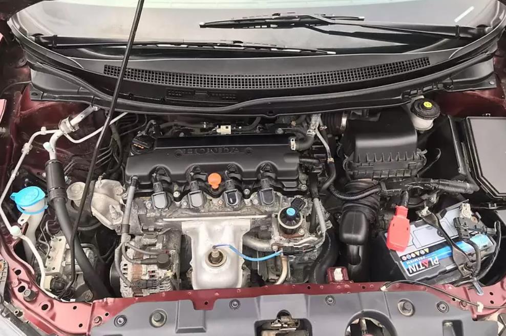 открытый капот на Хонде