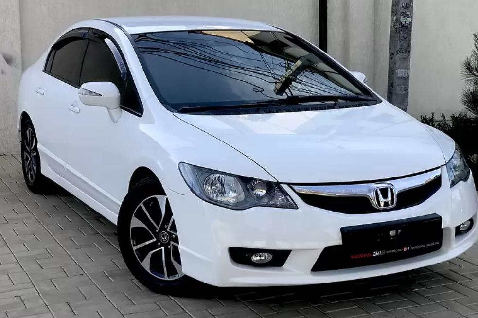 белый Цивик 4д