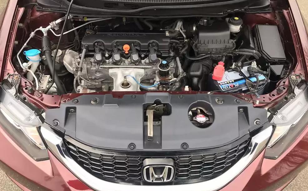 открытый капот на Цивике