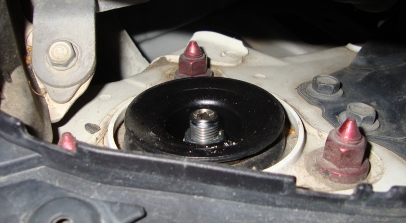 крепление опорного подшипника к кузову