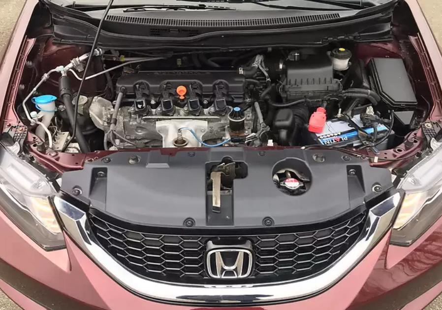 открытый капот на Цивике