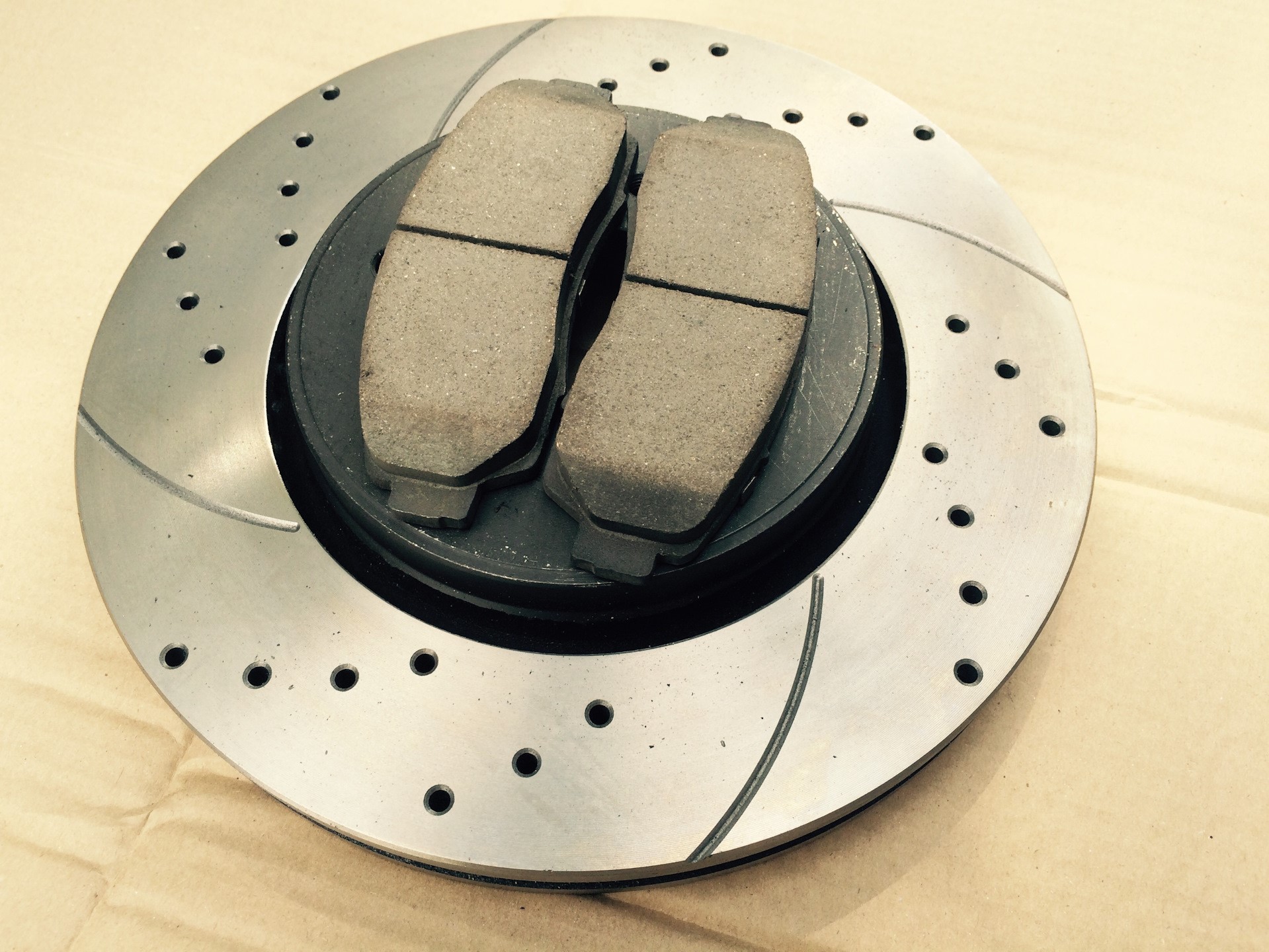 комплект диски и тормозные колодки на  Хонду