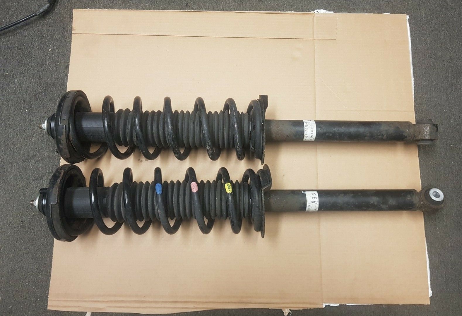 пара амортизаторов с пружинами