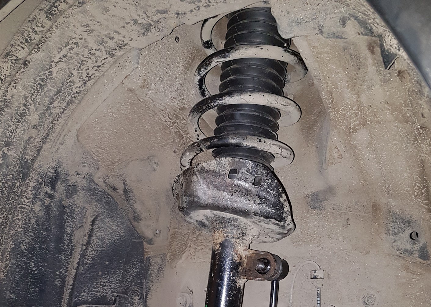 установили новый пыльник амортизатора