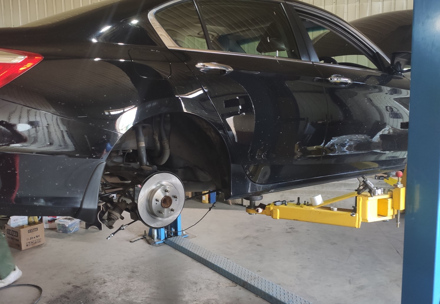 Хонда Аккорд на подъемнике