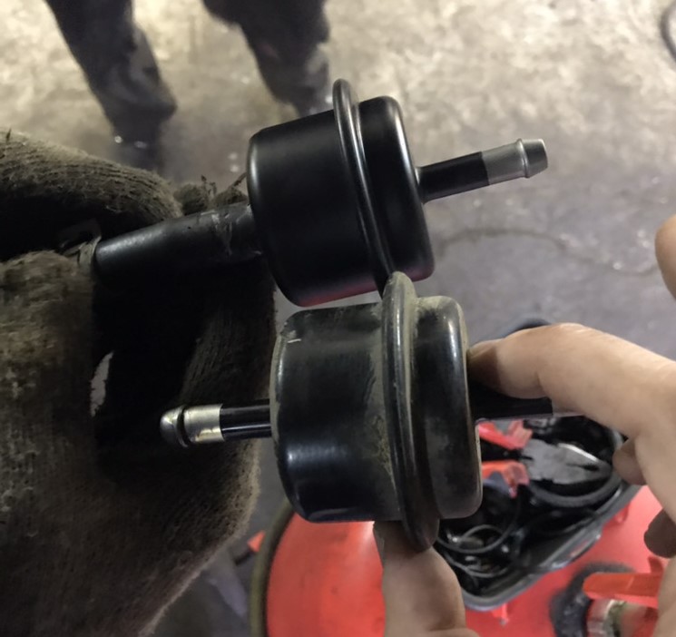 старый и новый фильтр коробки Аккорд в руке