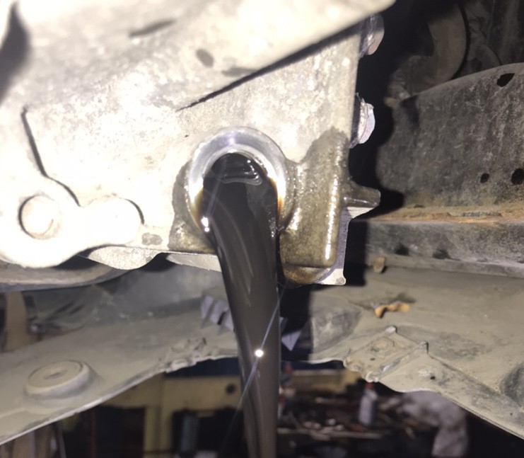 слив отработанного масла из автомата Аккорд 8