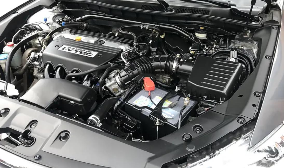 открытый капот Хонда Кросстур