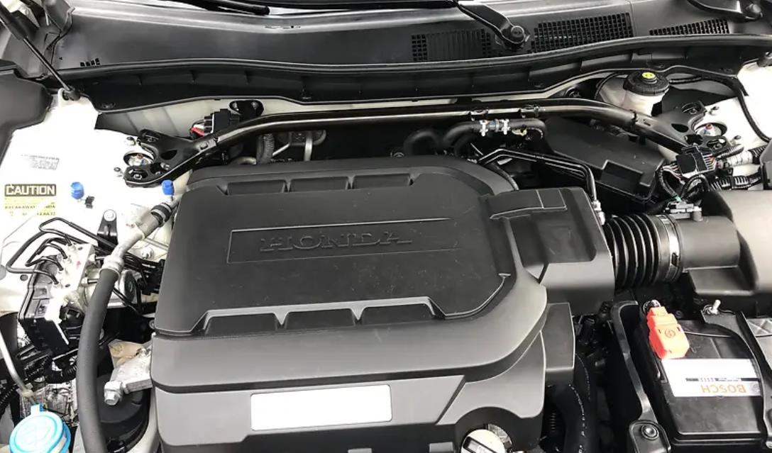 Хонда Кросстур с открытым капотом
