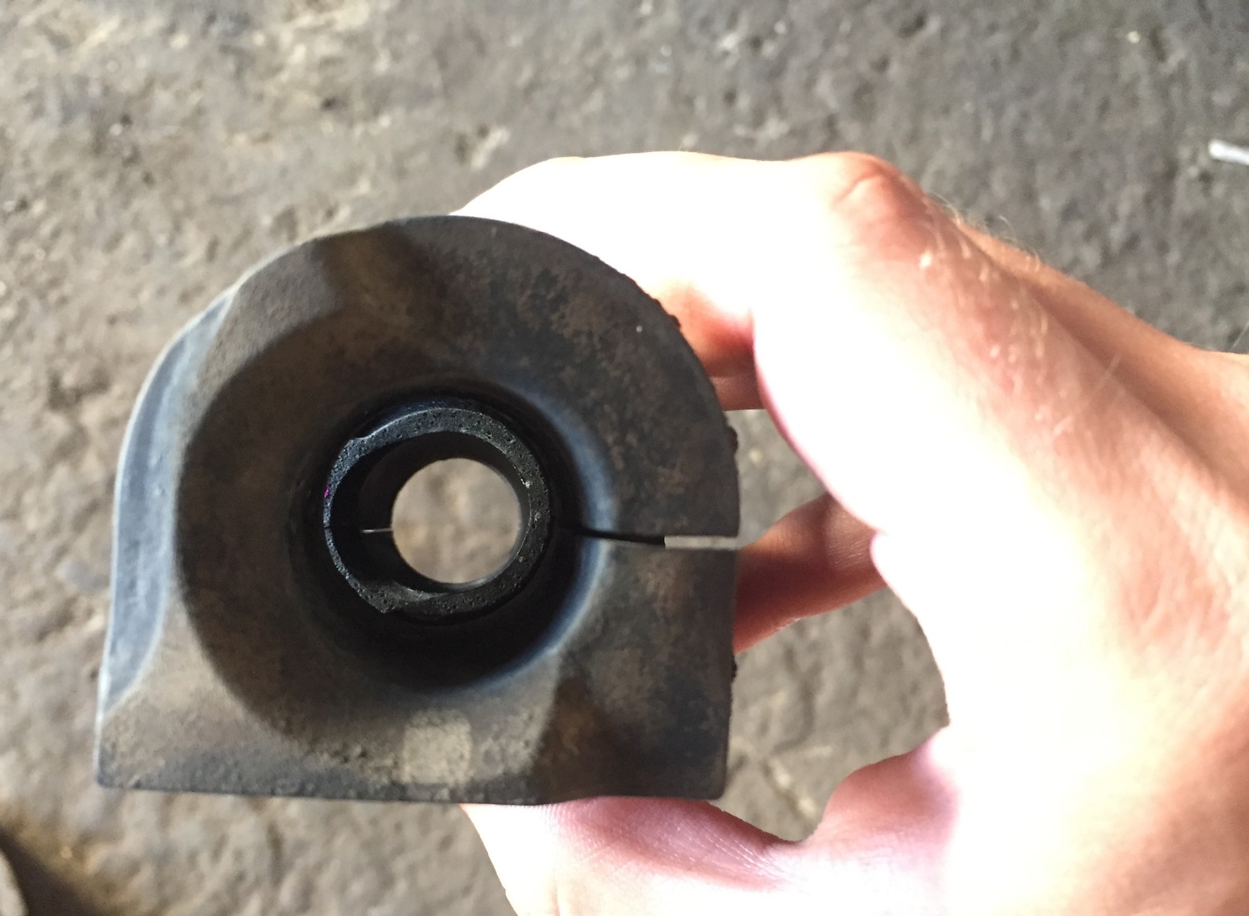 втулка стабилизатора в руке