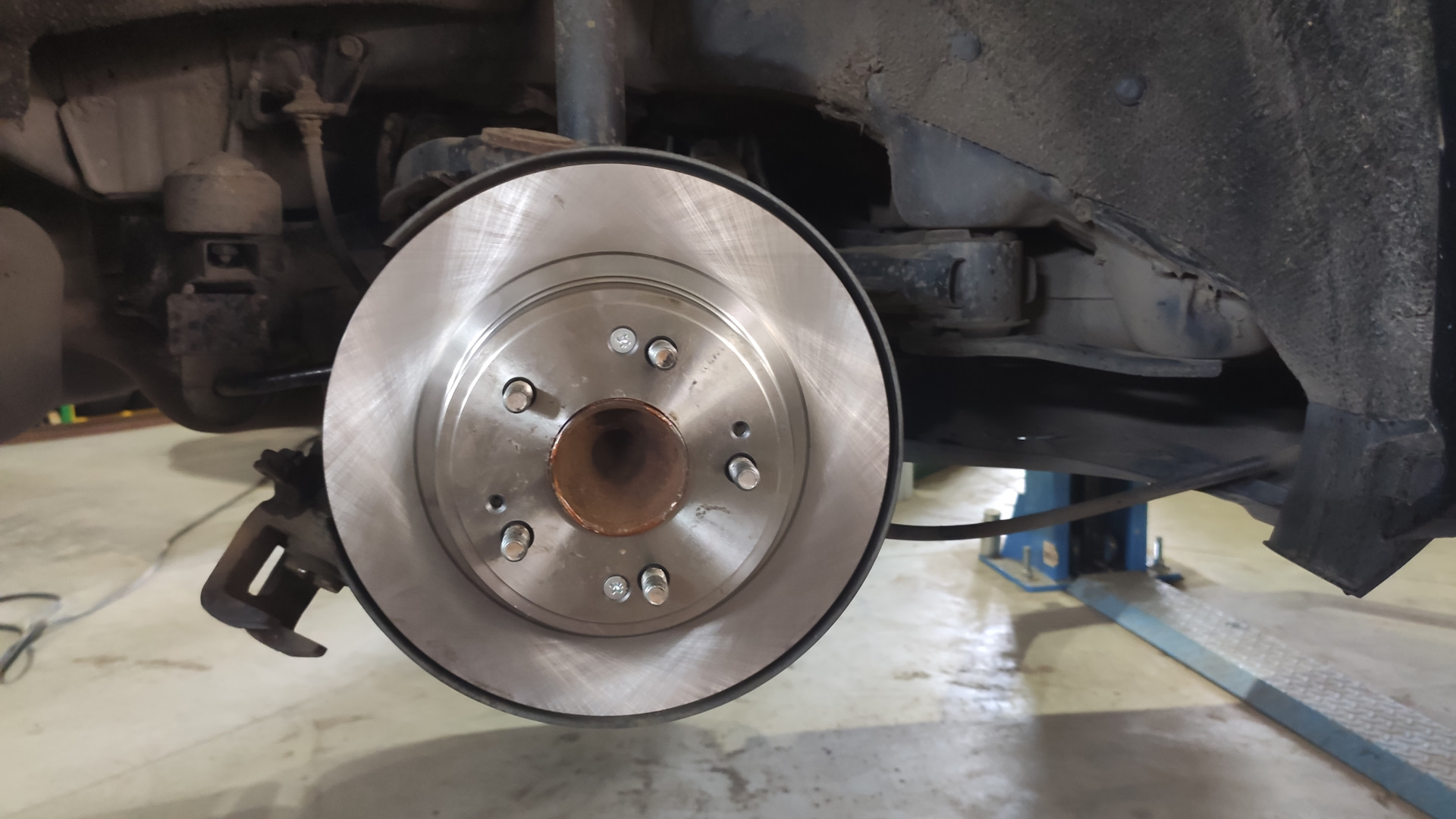 замена задних тормозных дисков Хонда Аккорд