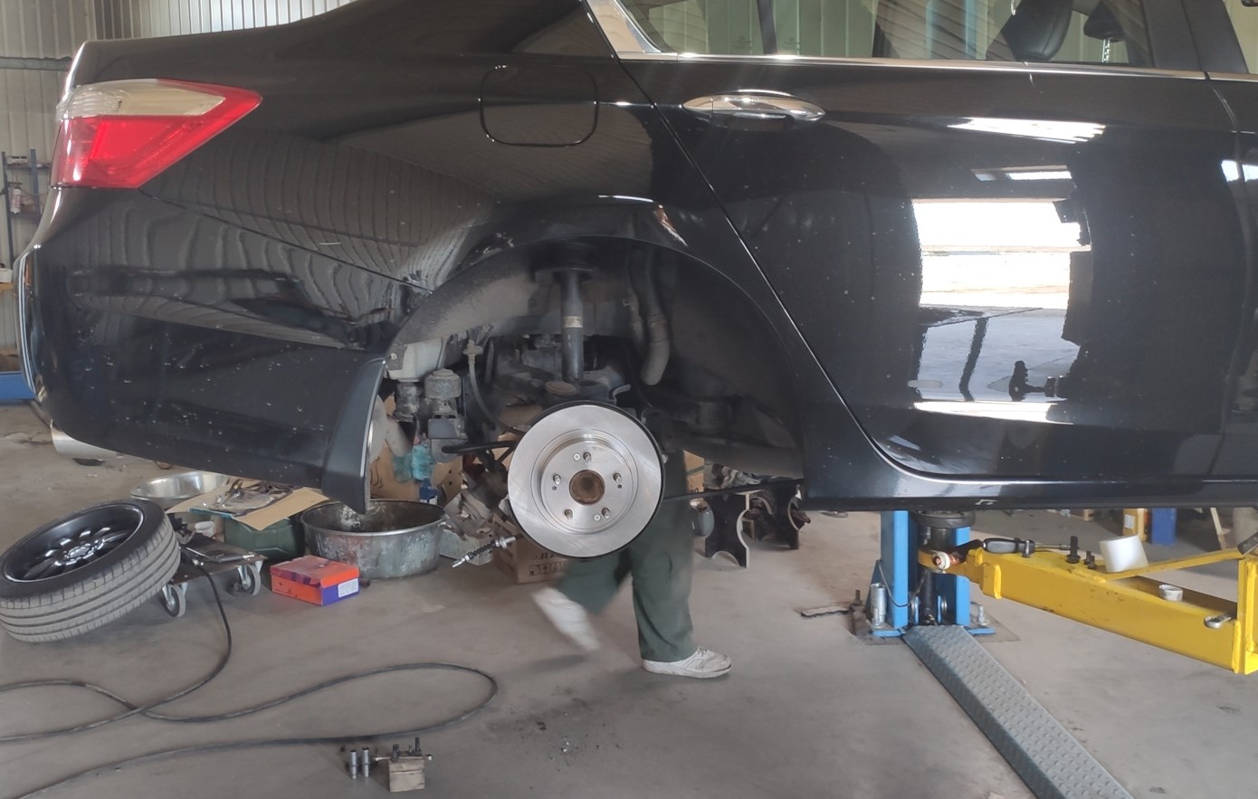 Хонда Аккорд на подъемнике