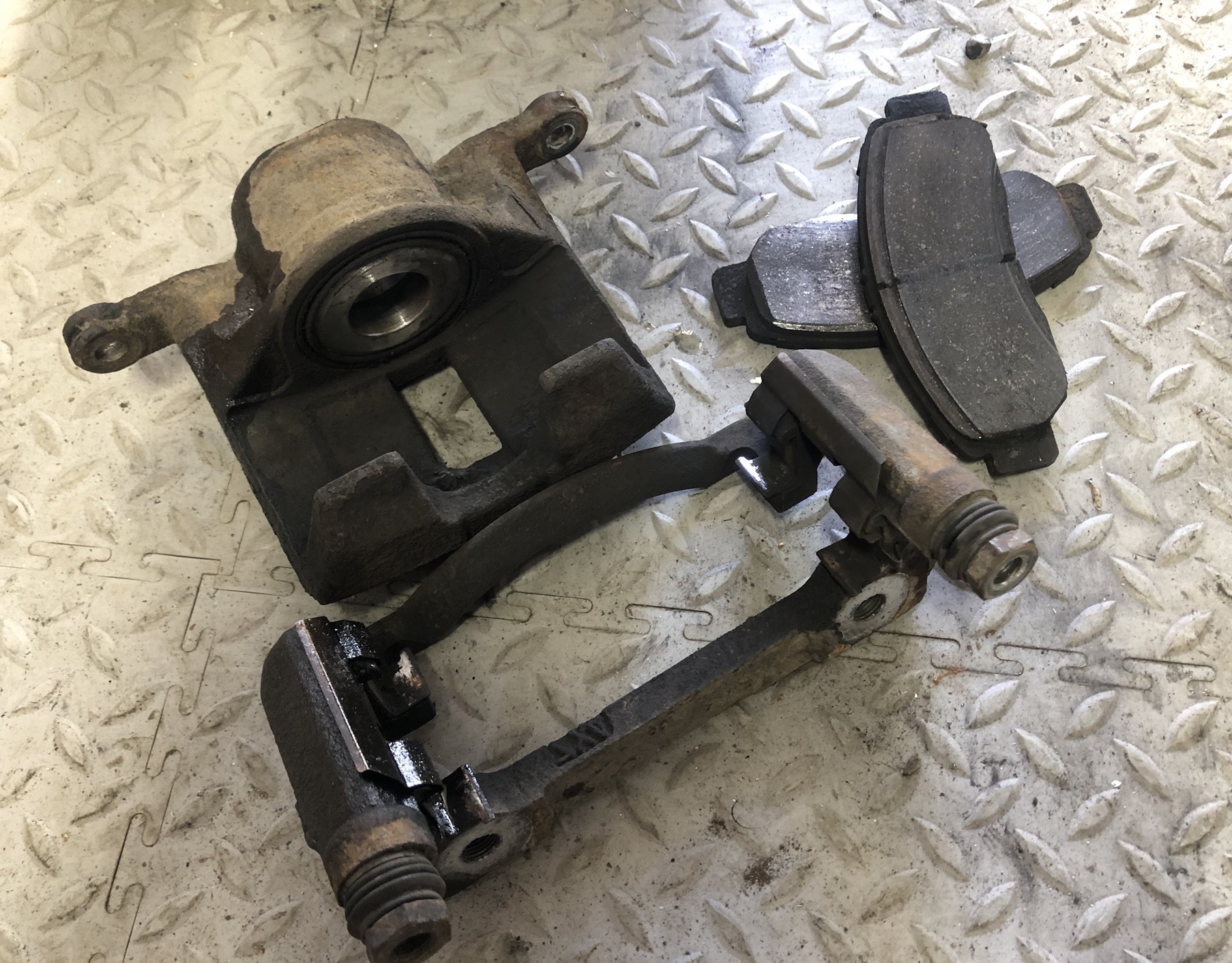 разобранный суппорт хонда