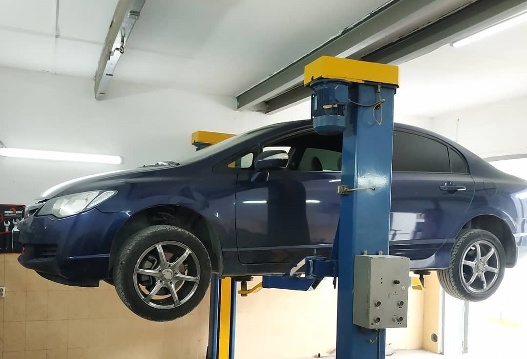 Хонда Цивик на подъемнике