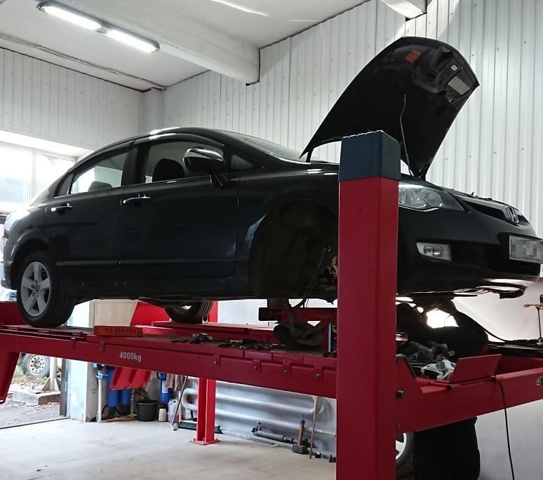 Хонда Цивик 4Д на подъемнике