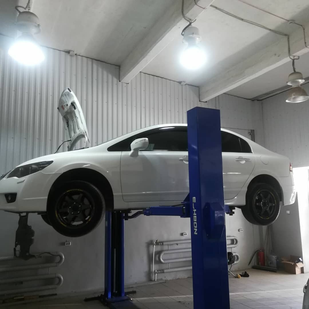 Хонда Цивик 4Д в автосервисе на подъемнике